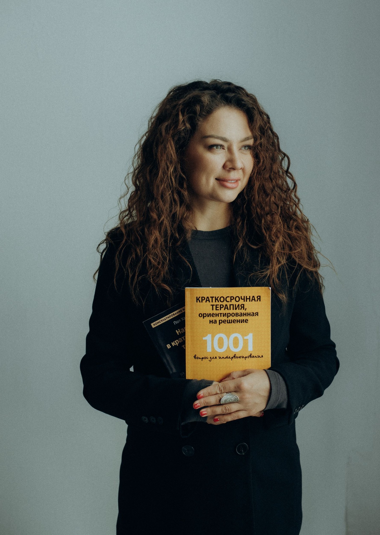 Анжела Шишковская с книгами по психологии